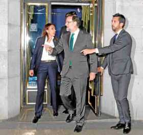 El presidente del Gobierno, Mariano Rajoy, a su salida de un restaurante cercano al Congreso donde se reunió durante horas con l