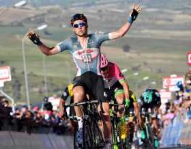 El ciclista belga del equipo Lotto-Fix All, Tim Wellens, celebra la victoria conseguida en la cuarta etapa del Giro de Italia, s