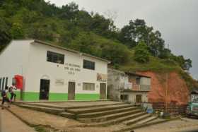 Corpocaldas conceptúa que el colegio de Los Pomos y una vieja construcción están en la base de una ladera, cuyos cultivos no son