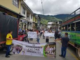 En Manzanares, los docentes marcharon ayer con carteles por las calles.