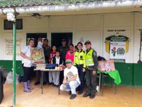 La Policía le da la mano a escuela