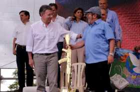 El presidente, Juan Manuel Santos, firmó con el máximo líder de las Farc, Rodrigo Londoño, el acuerdo con el que la antigua guer