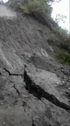 La vía Filadelfia-La Merced, en el sector La Hondura, se hundió ayer en la mañana y dejó sin paso hacia tres veredas.