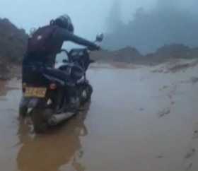 La profesora Mónica Quintero enseña en la vereda La Paila. Recorre unos siete kilómetros desde la cabecera municipal de Aranzazu