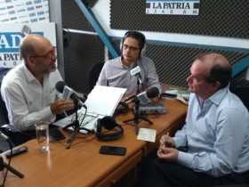 El ministro de Vivienda, Camilo Sánchez Ortega (i), en entrevista en La Patria Radio con Nicolás Restrepo (d), director de LA PA