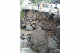 Tres viviendas y puente de Gallinazo (Villamaría), afectados por creciente de quebrada Frailes