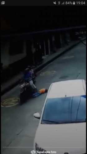 Momento en que el hombre atropella al menor de edad.