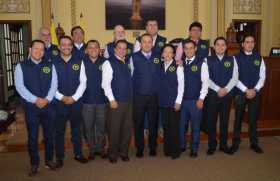 13 de 14 diputados y el secretario de la Asamblea posaron ayer con los chalecos que usarán en las sesiones descentralizadas.