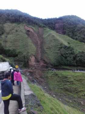 Este fue el deslizamiento de tierra que cerró la vía entre Manizales y Bogotá. Autoridades habilitaron el paso en un carril. 