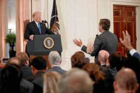 El presidente estadounidense, Donald Trump, increpa a Jim Acosta, corresponsal de la CNN en la Casa Blanca, durante una rueda de