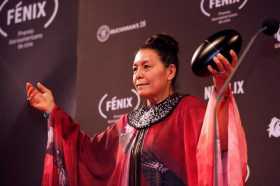 La actriz colombiana Carmiña Martinez con el premio Fénix.