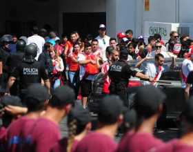 Integrantes de la policía argentina dirige a aficionados de River Plate