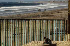 Miembros de la caravana migrante de centroamericanos durante su estancia en el albergue de la ciudad de Tijuana