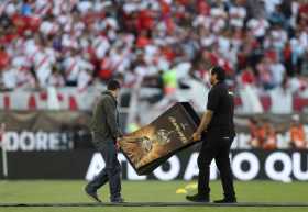  Empleados de la Conmebol retiran una base promocional de la Copa Libertadores