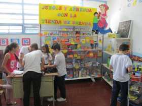 Los niños ejercitan sumas, restas y divisiones en la tienda de Brenda, montada para prácticas en el colegio Pío XI, de Aranzazu.