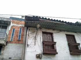 El techo de esta vivienda está a punto de caer. Los vecinos de la cuadra piden mantenimiento para evitar accidentes.