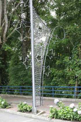 Esta figura está instalada en la Glorieta de San Rafael. El lema de este año es Encendamos juntos la magia de la Navidad.