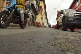  Habitantes de esta cuadra se quejan del ruido estruendoso que hace un motociclista al amanecer.