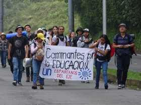 Los estudiantes esperan llegar el miércoles a Bogotá para acompañar la movilización nacional. En la foto iban camino a Armenia.