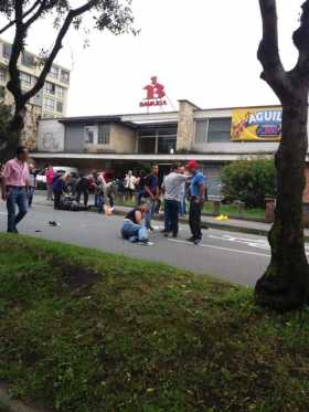 Manizales. Este accidente ocurrió ayer en la Avenida Santander, cerca de Las Palmas. Bomberos lo atendió. Según el reporte, la m