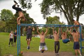 Grupos de amigos, compañeros de trabajo y barras de amigos aprovechan el espacio del Bosque Popular El Prado, de Manizales, para