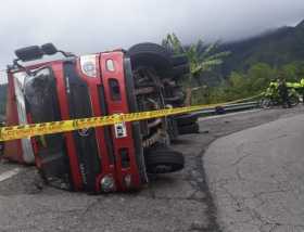 El camión se volteó justo en el momento en que saltó la joven.