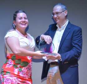 Juan Eduardo Zuluaga, director de Confa, entregó anoche a Ludirlena Pérez Carvajal, de La Dorada, la estatuilla que la acredita 