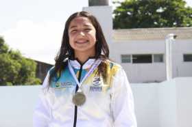 Stefanía Gómez posa con una de las cuatro medallas de oro que consiguió en la Final Nacional de los Juegos Supérate Intercolegia