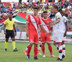 Cortuluá (rojo) le ganó 1-0 a Cúcuta el domingo y aplazó la definición del grupo A del Torneo de ascenso para la sexta fecha que