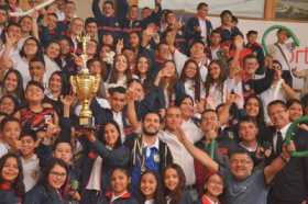Los alumnos del Instituto Tecnológico festejaron en en las gradas del Coliseo Mayor el título de campeón de los Juegos Supérate 
