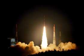 Así se realizó un lanzamiento de un cohete en India con satélites abordo. 