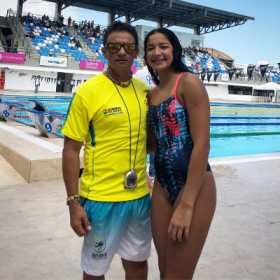 Marcelo González, entrenador, y Stefanía Gómez durante la competencia de ayer en Barranquilla.