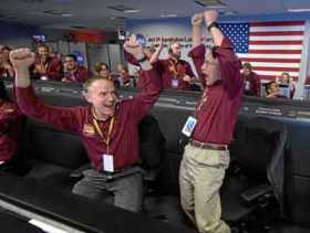 Los miembros del equipo de InSight Kris Bruvold y Sandy Krasner, celebran después de recibir la confirmación del aterrizaje con 