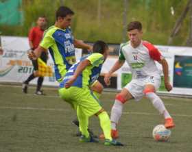 Mateo Carmona (blanco) convirtió el tercer gol para el Once Caldas A. Los otros dos fueron obra de Sebastián Cruz y Lucas Londoñ