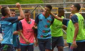 Iván René Bentacur (centro) en la celebración de uno de los tres goles que le marcó el martes a la Selección Filadelfia. 