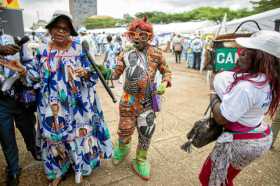 Simpatizantes del presidente actual de Camerún, Paul Biya, que lleva en el cargo desde 1982, participan en un evento electoral e