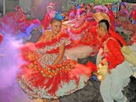 Ballet Folcrórico del Cauca durante su presentación en el Parque de Bolívar. 