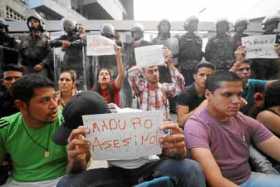 Foto | EFE | LA PATRIA  Simpatizantes de opositores venezolanos presos se manifiestan frente al edificio del Servicio de Intelig