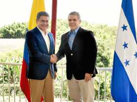 El presidente hondureño, Juan Orlando Hernández, saluda a su homólogo colombiano, Iván Duque. 