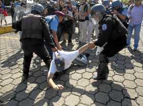 Policías detienen a un manifestante previo a la marcha "Unidos Por la Libertad". 