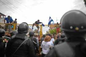 Foto | Efe | LA PATRIA  Migrantes de Honduras saltaron ayer el cordón policial presente en Tecún Umán, un punto fronterizo entre
