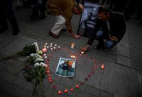  Varias personas asisten a una vigilia de protesta contra la violación y asesinato de la periodista Viktoria Marinova en Sofía (