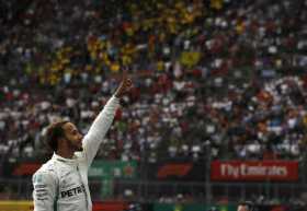  El corredor británico Lewis Hamilton celebra al final del Gran Premio de México