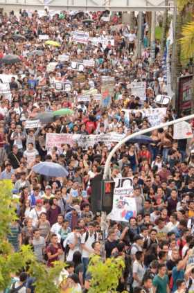 De nuevo las universidades públicas marcharon ayer por las calles de Manizales para exigir mayor financiación de las institucion