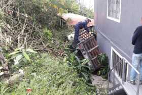 Vehículo se volcó sobre vivienda en el Bajo Tablazo