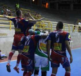 Los jugadores de Atlético Dorada durante la celebración de un gol en el Coliseo Ventura Castillo del puerto caldense. 