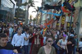 Marcha zombie estudiantes universitarios