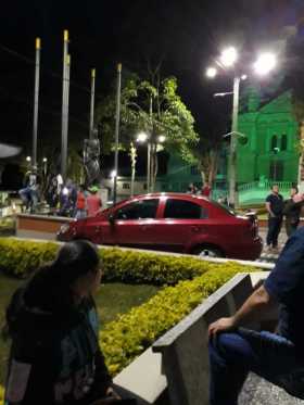 Carro se metió al parque de Pácora 