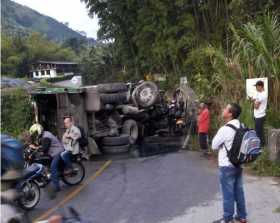 Vía a Aranzazu tapada por volcamiento de un camión recolector de basura