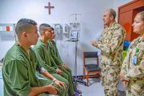 El comandante del Ejército, general Ricardo Gómez Nieto, visitó a los tres soldados que fueron liberados por el Eln.